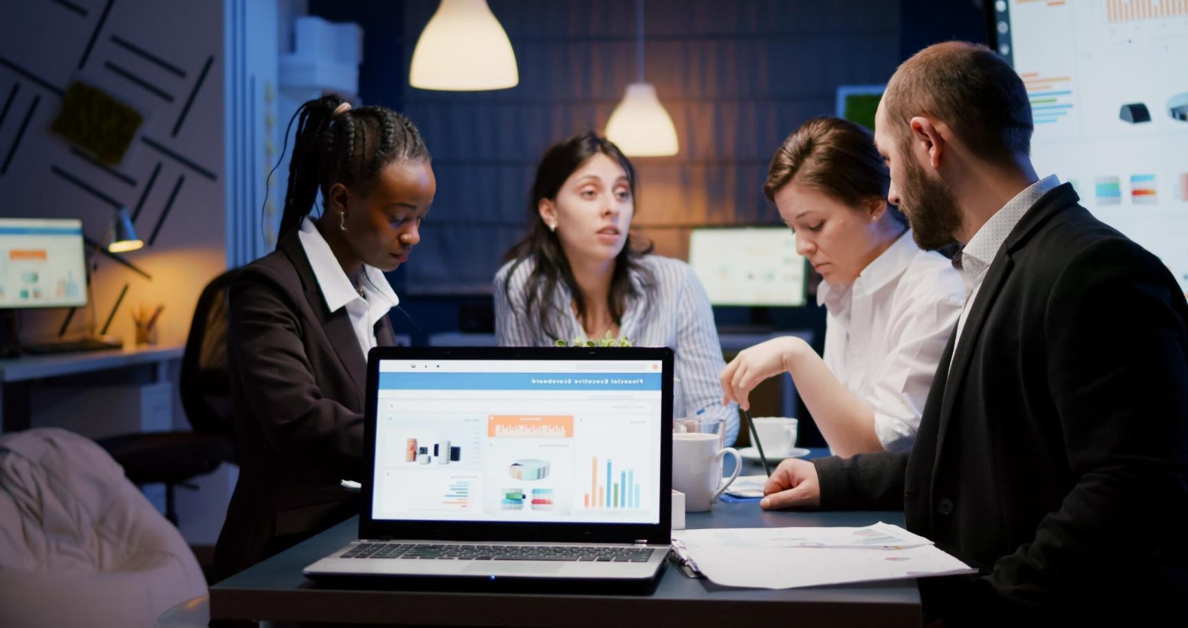 Analyse de documents financiers pendant une formation pratique