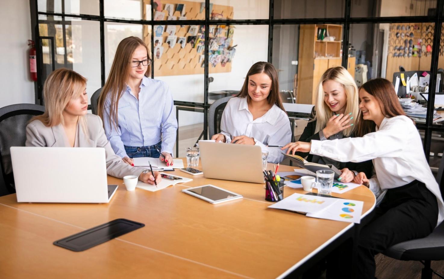 Étudiants internationaux travaillant ensemble sur leur budget
